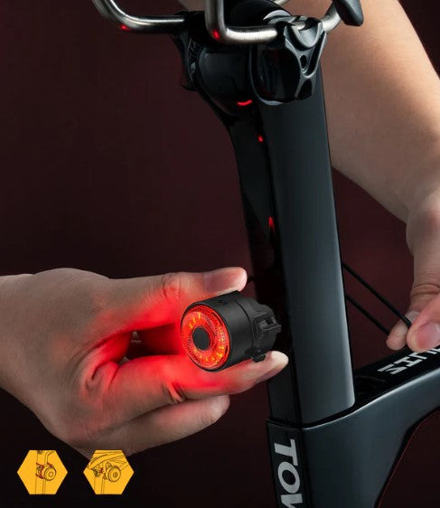 TOWILD TL03 Luce posteriore per bicicletta Luce posteriore per bicicletta con rilevamento automatico Luce posteriore ricaricabile tramite USB IPX7 Impermeabile 3 modalità di sicurezza Ultra luminosa per la guida notturna di sicurezza